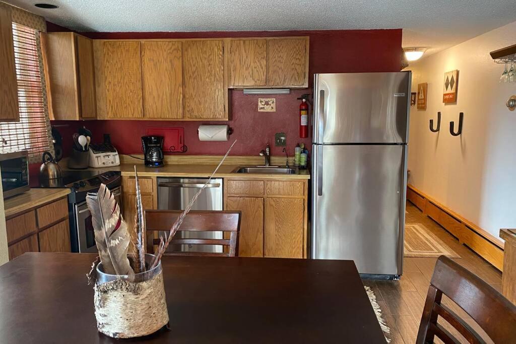 Creek View And Mountain View In Town. Unbeatable Location Apartment