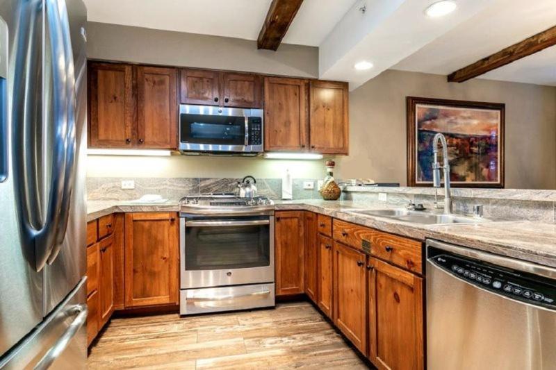 Apartment 2 Bedroom Mountain Vacation In The Heart Of Village *