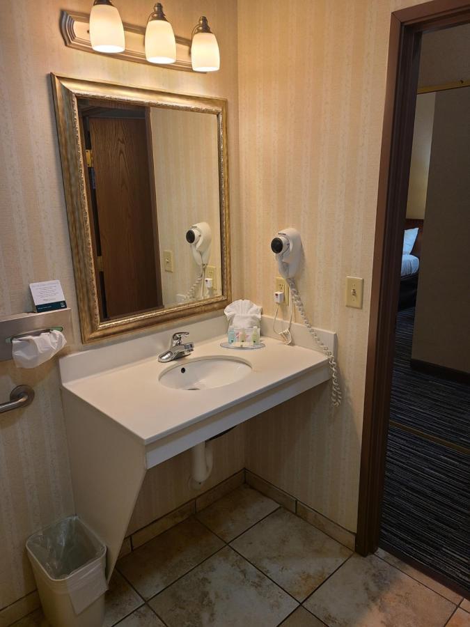 Quality & - Collins Hotel