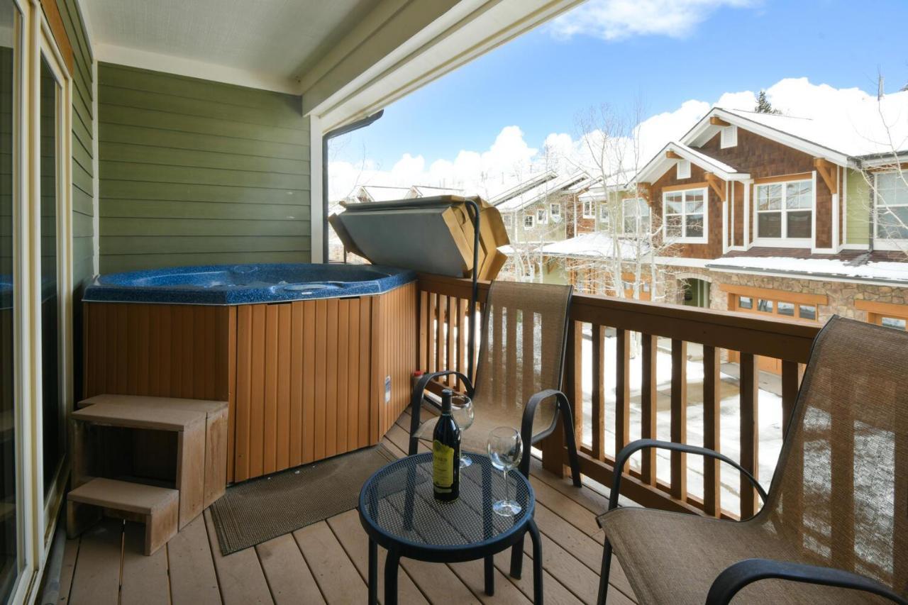 Luxury Pond Villa: Hot Tub Retreat With Complimentary Activities Winter Park