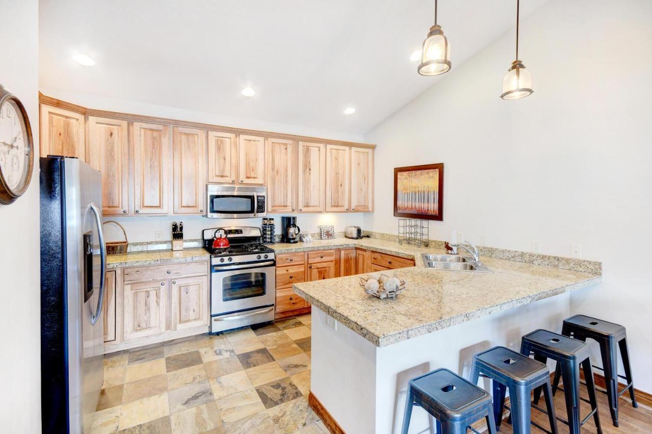 Luxury Pond Villa: Hot Tub Retreat With Complimentary Activities *
