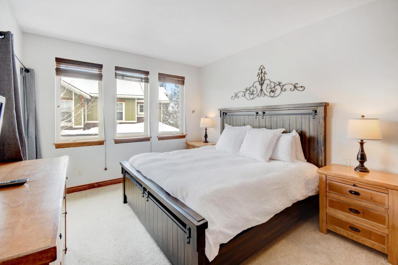 Luxury Pond Villa: Hot Tub Retreat With Complimentary Activities Holiday home *