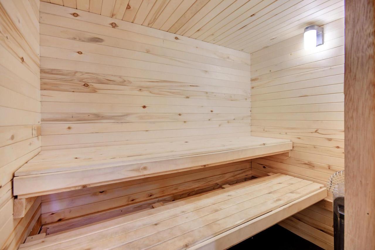 Mountain View Lodge: Luxury Log With Hot Tub And Activities Fraser