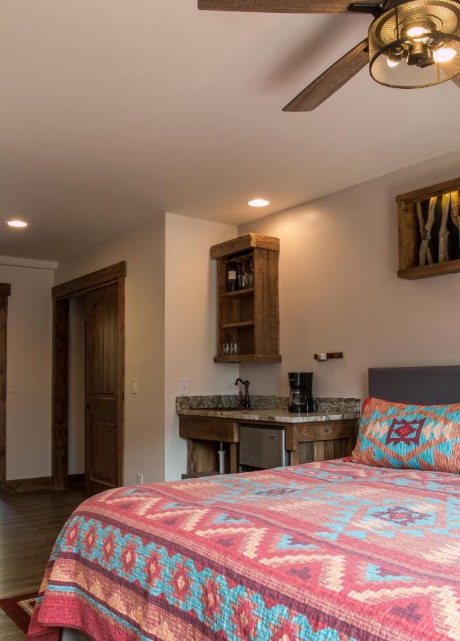 Clear Creek Bed & Breakfast *