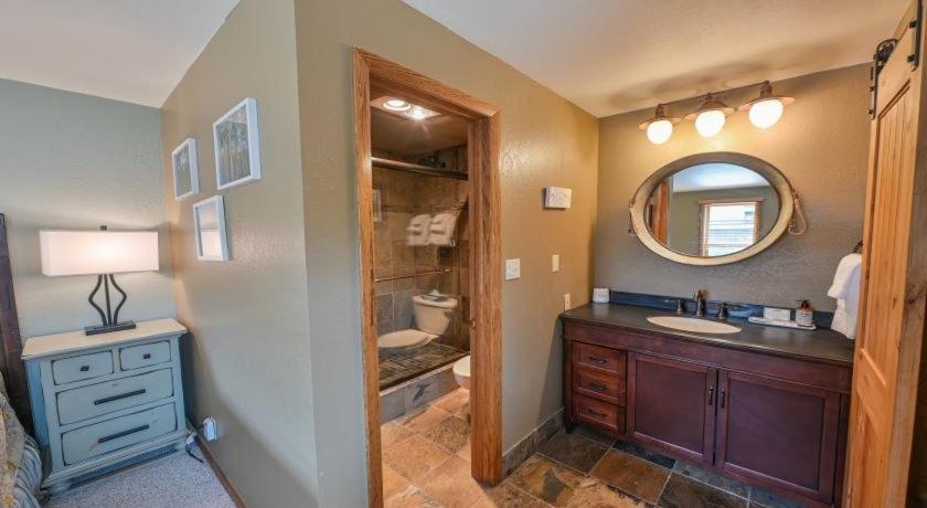 Gorgeous & Modern 3 Bedroom Plaza Apartment