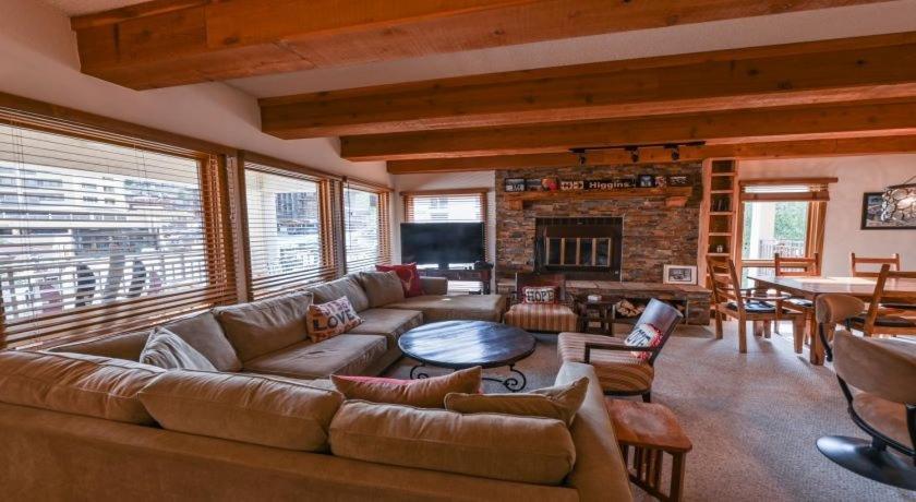 Gorgeous & Modern 3 Bedroom Plaza Apartment