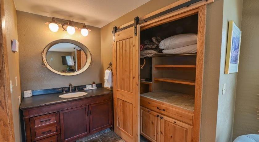 Gorgeous & Modern 3 Bedroom Plaza Apartment