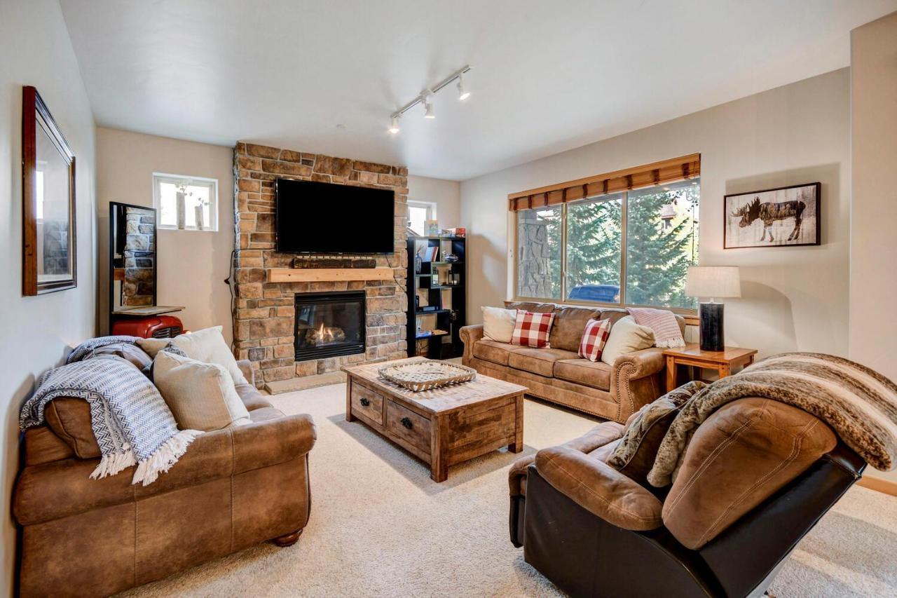 Luxury 613: Poolside Retreat With Activities Package Holiday home