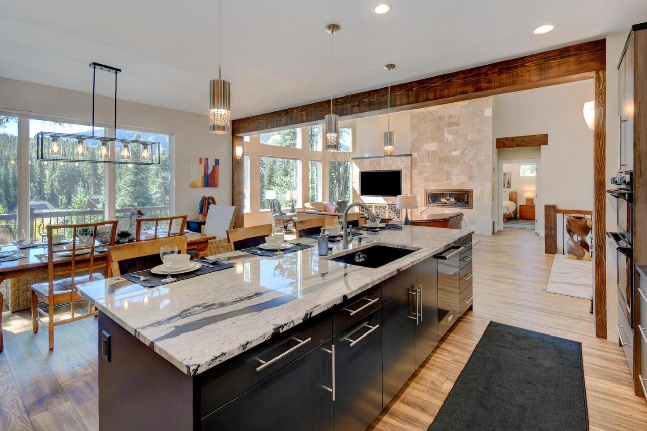 Custom Luxury Villa: Resort-adjacent With Hot Tub And Activity Perks Holiday home