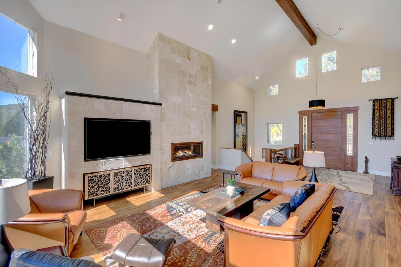 Custom Luxury Villa: Resort-adjacent With Hot Tub And Activity Perks