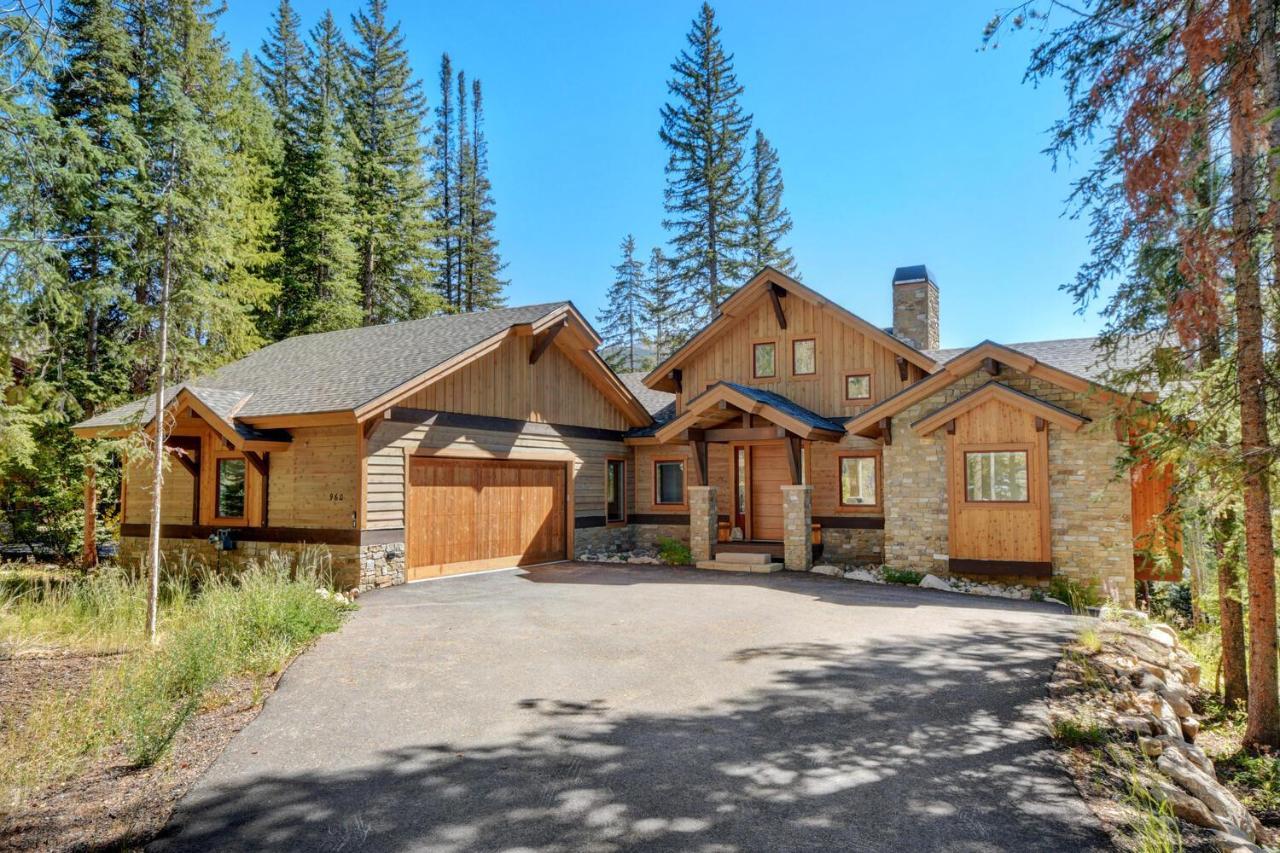 Custom Luxury Villa: Resort-adjacent With Hot Tub And Activity Perks Holiday home