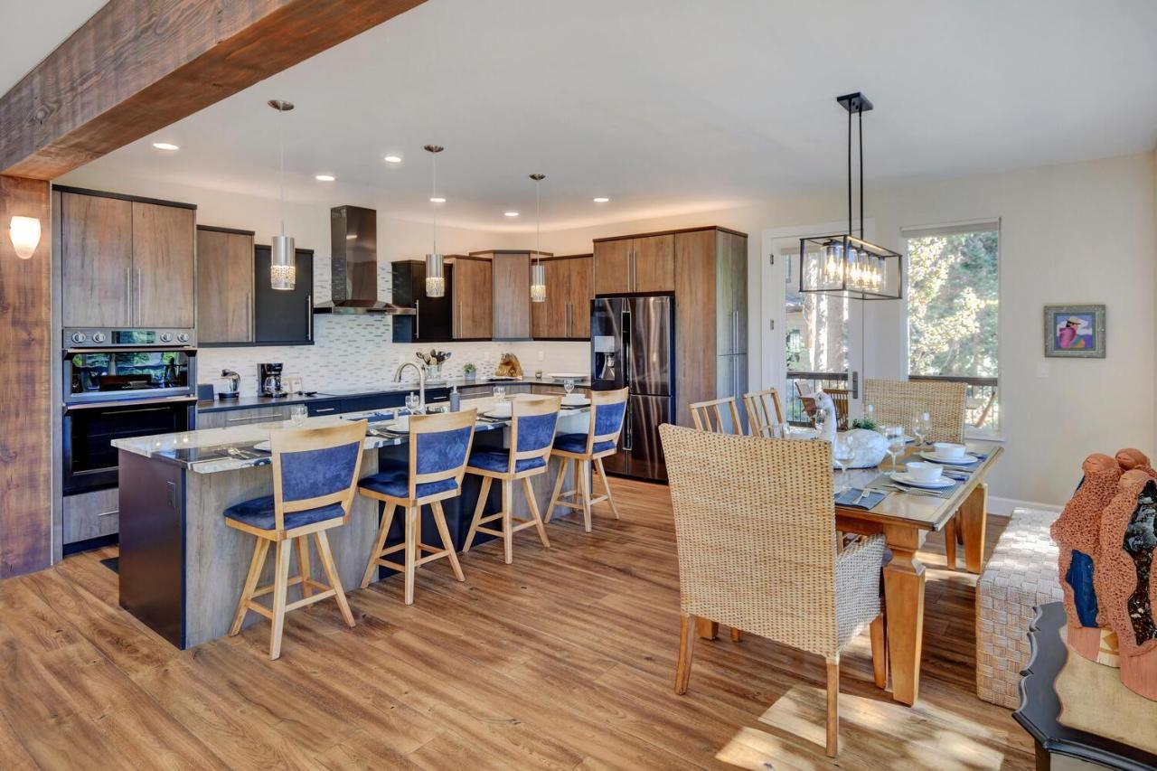 Custom Luxury Villa: Resort-adjacent With Hot Tub And Activity Perks