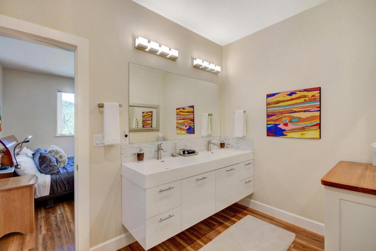 Holiday home Custom Luxury Villa: Resort-adjacent With Hot Tub And Activity Perks *