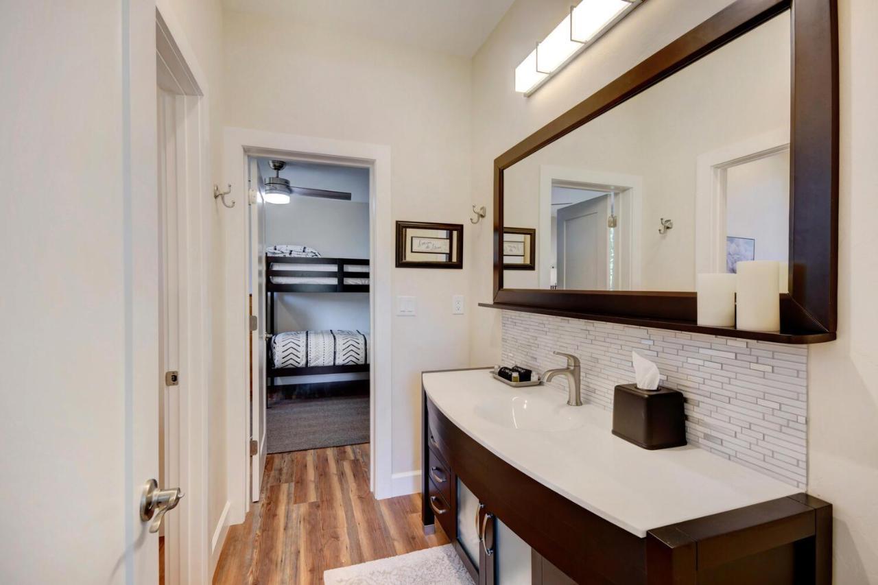 Custom Luxury Villa: Resort-adjacent With Hot Tub And Activity Perks Holiday home *