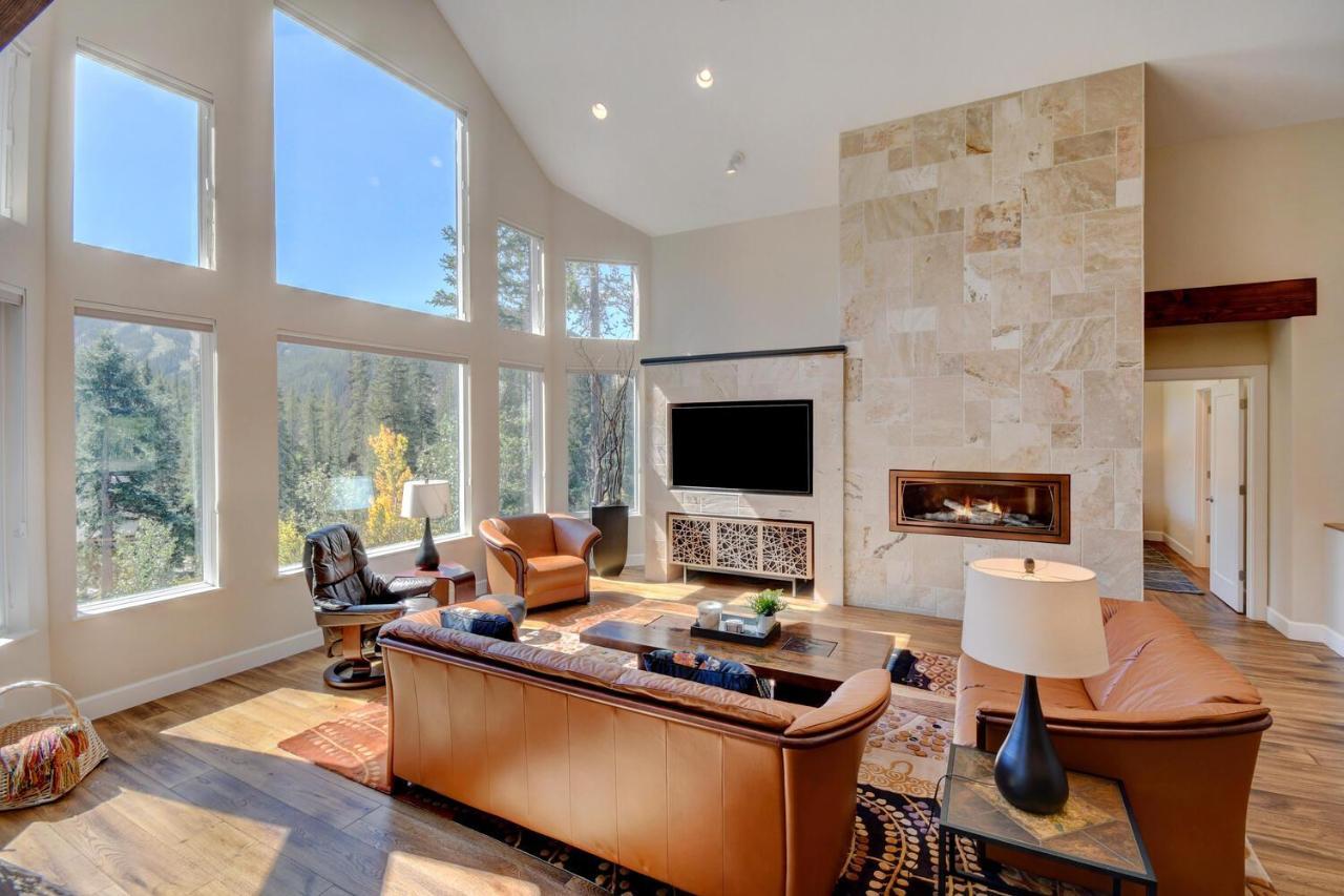 Custom Luxury Villa: Resort-adjacent With Hot Tub And Activity Perks *