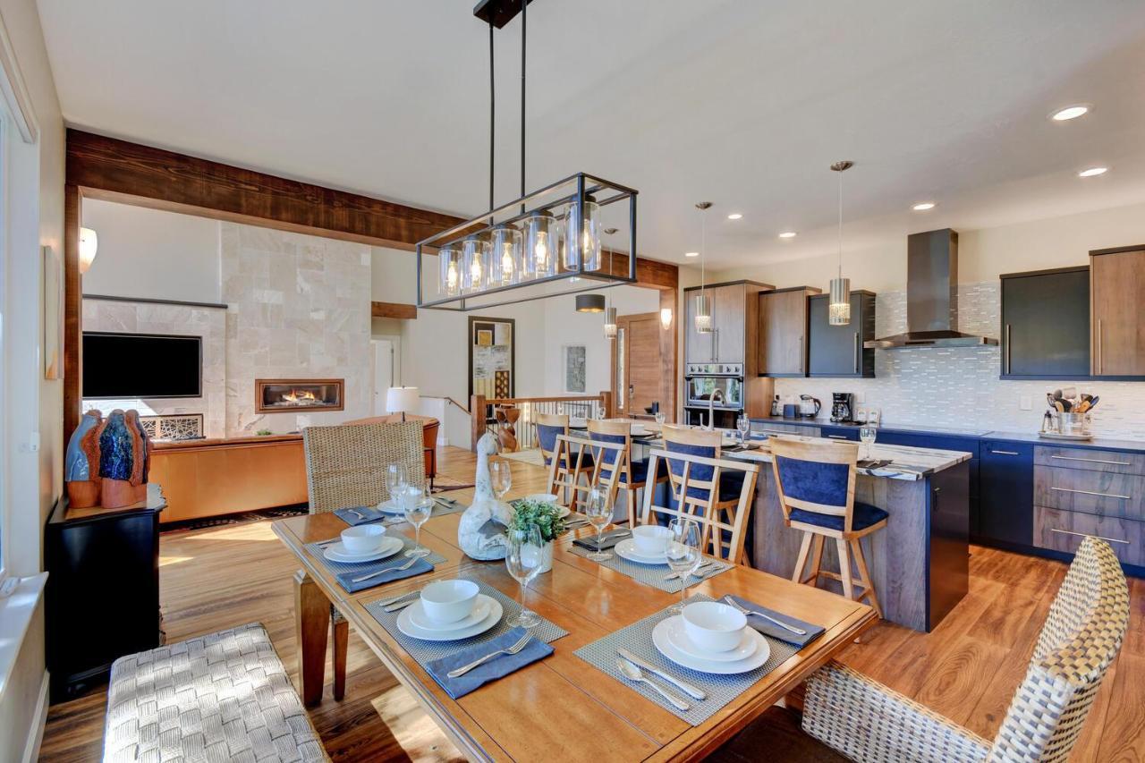 Custom Luxury Villa: Resort-adjacent With Hot Tub And Activity Perks Holiday home