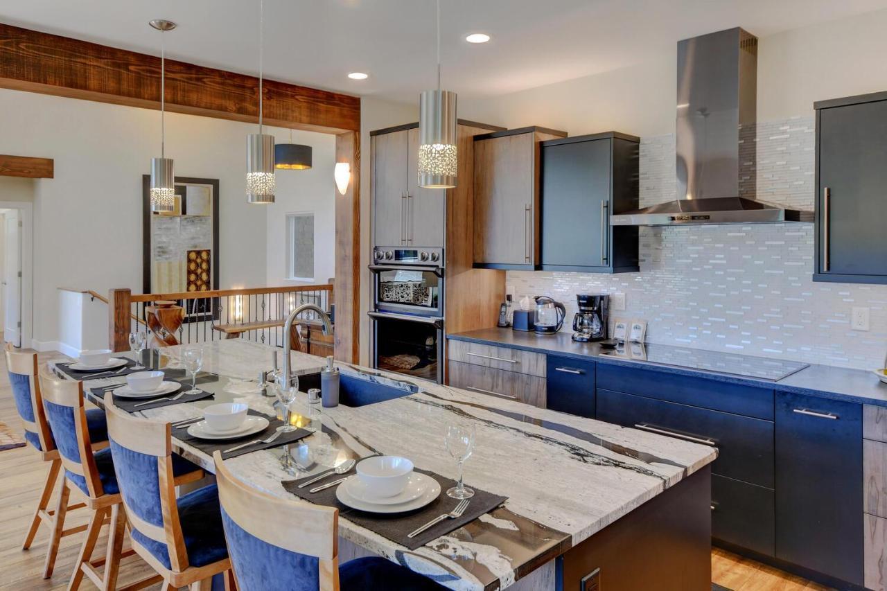 Custom Luxury Villa: Resort-adjacent With Hot Tub And Activity Perks Winter Park
