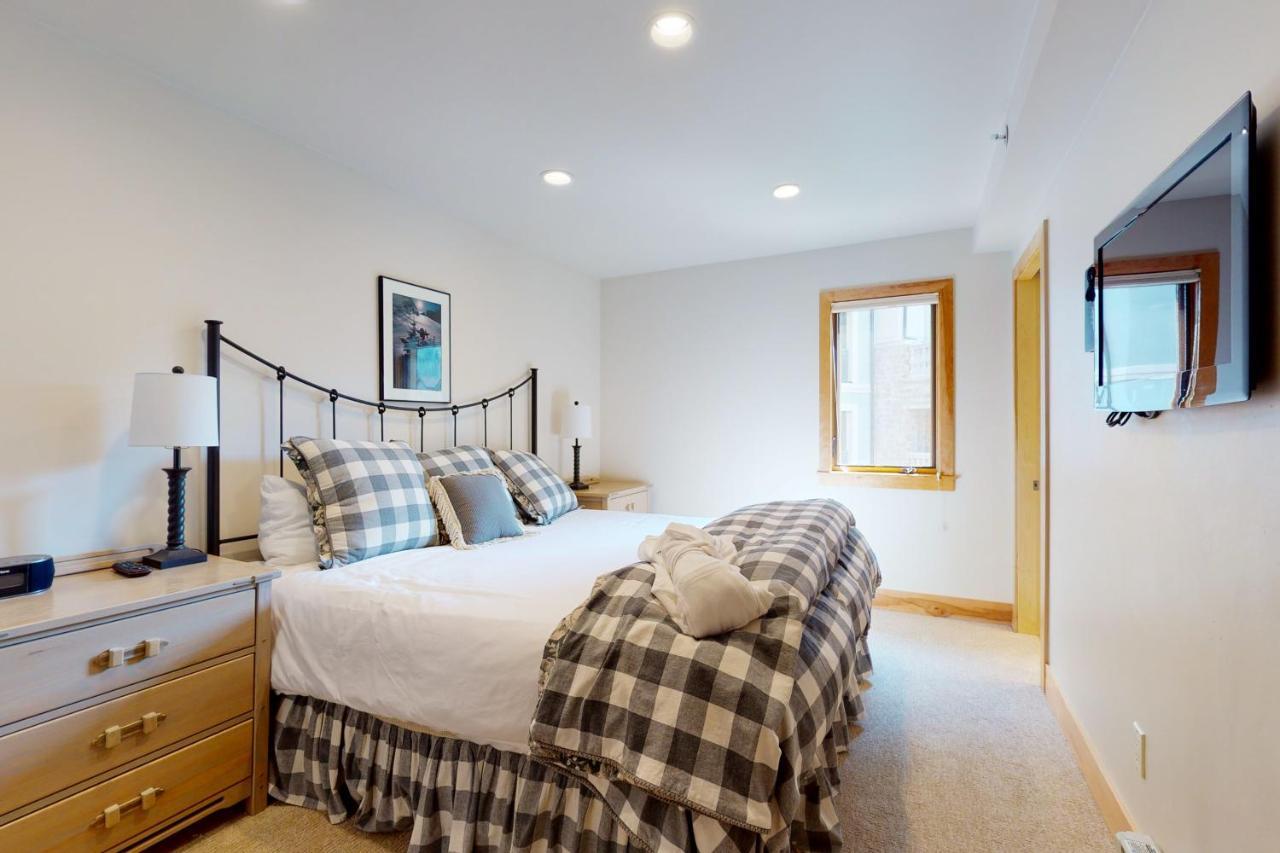 Lion Square North 380 Apartment