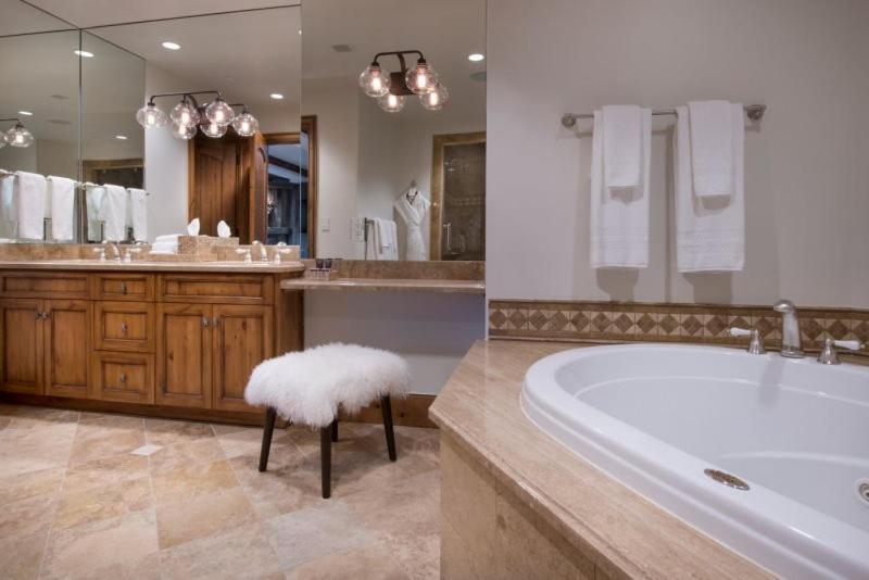 Bachelor Gulch Ritz-carlton 2 Bedroom Mountain With In, Out Access, Hot Tub, And Full Service