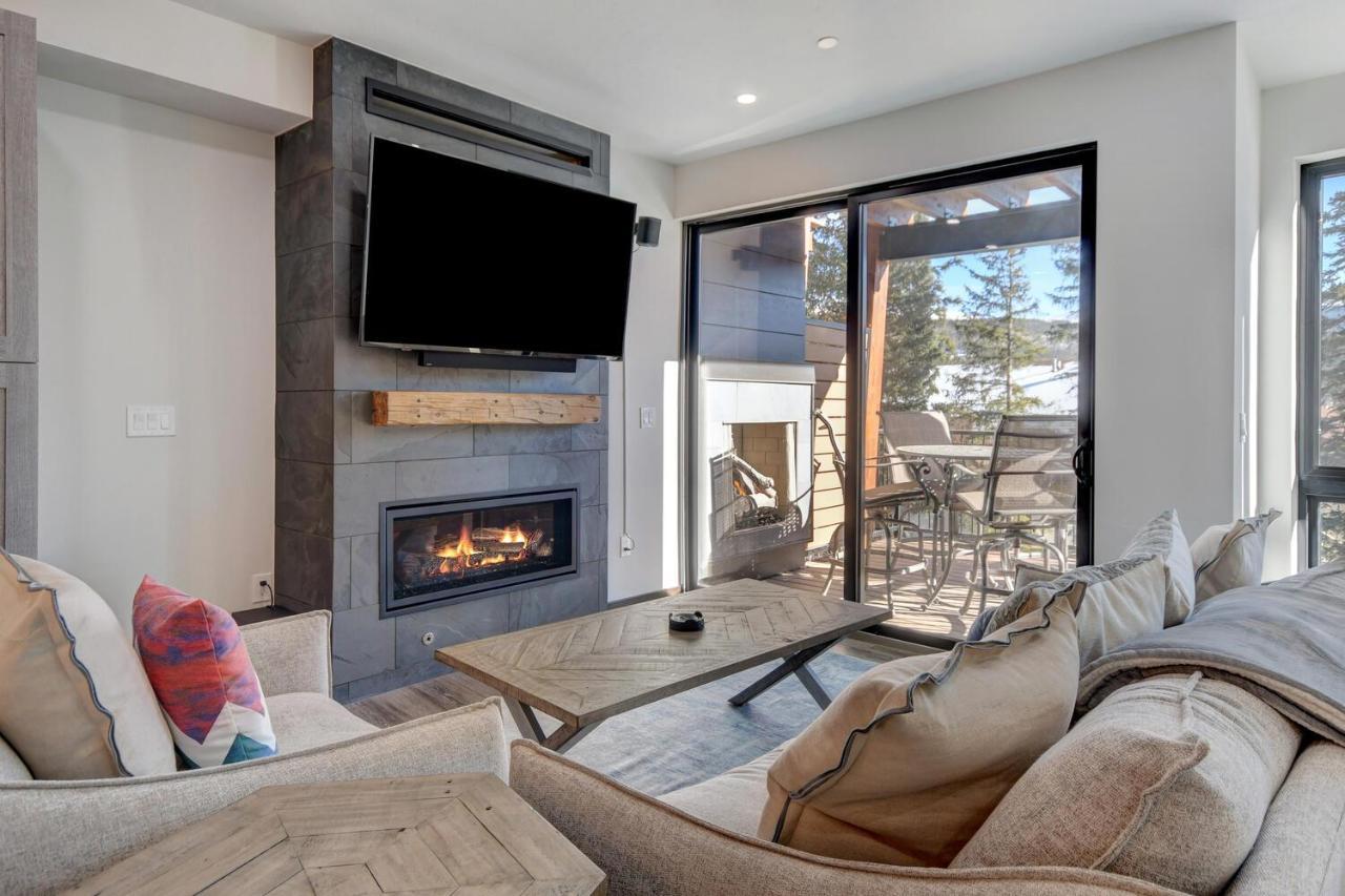 Riverfront Luxury Villa: Hot Tub, Views & Free Activities *