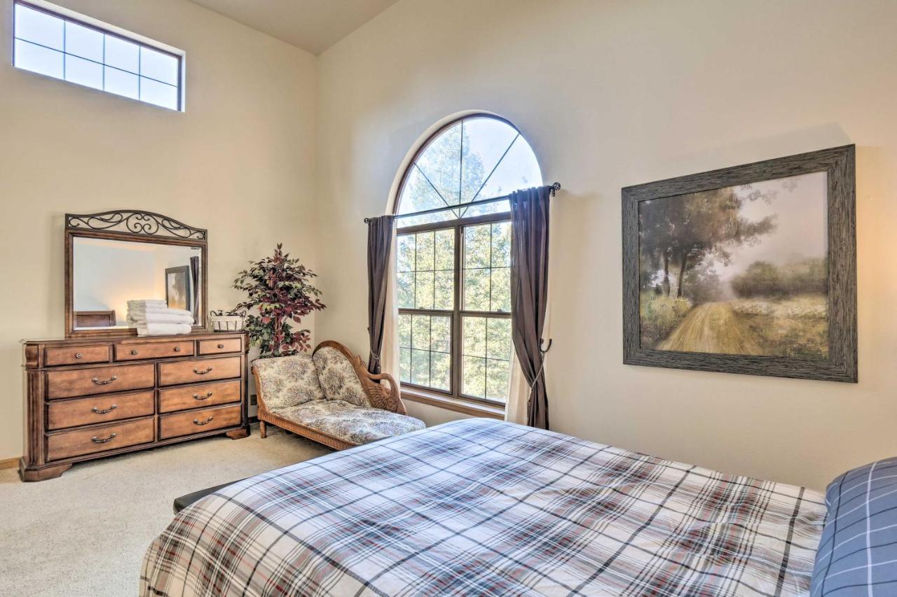 Expansive Mountain Retreat With Views Of Pikes Peak!