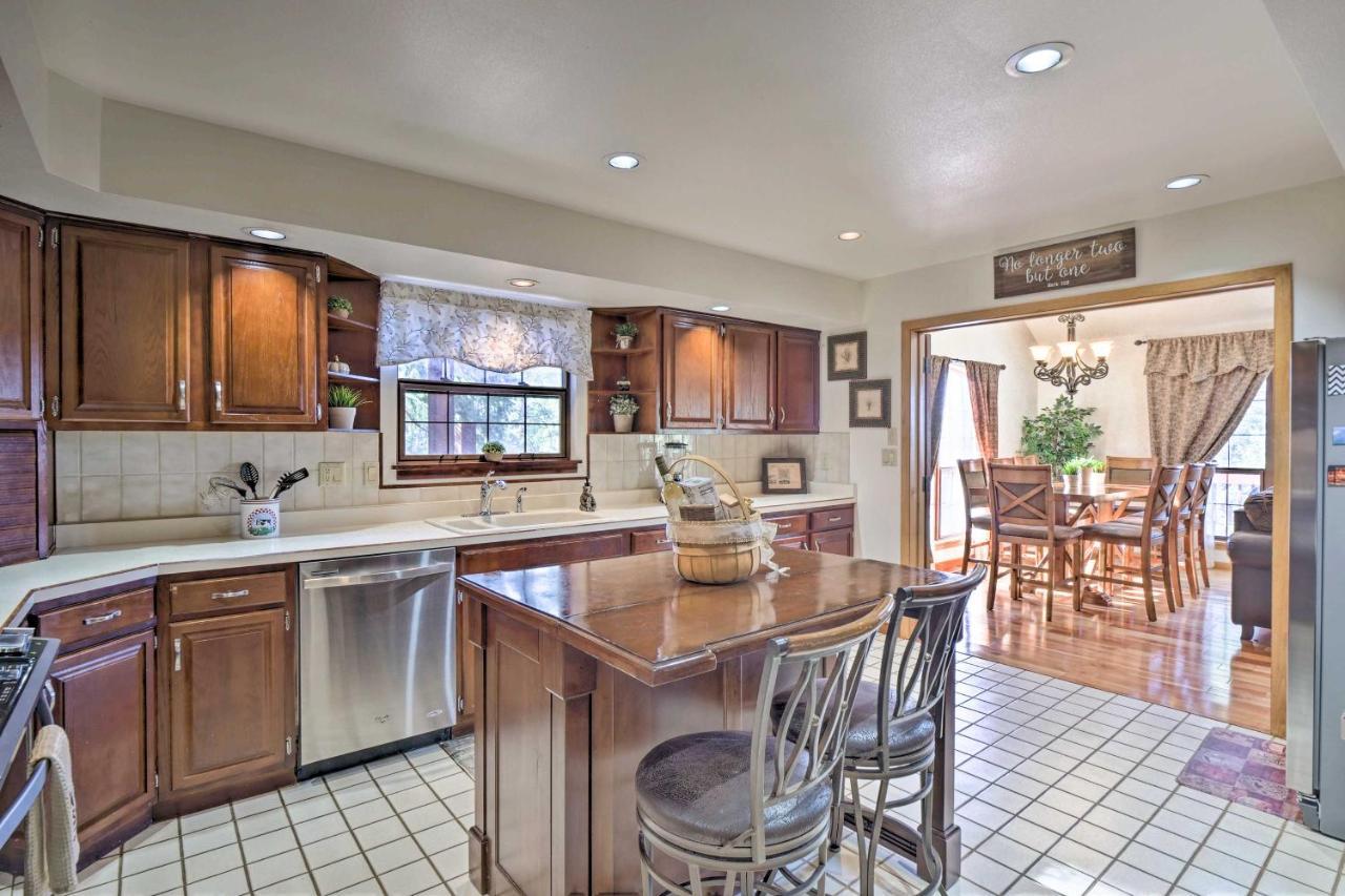Expansive Mountain Retreat With Views Of Pikes Peak! Holiday home