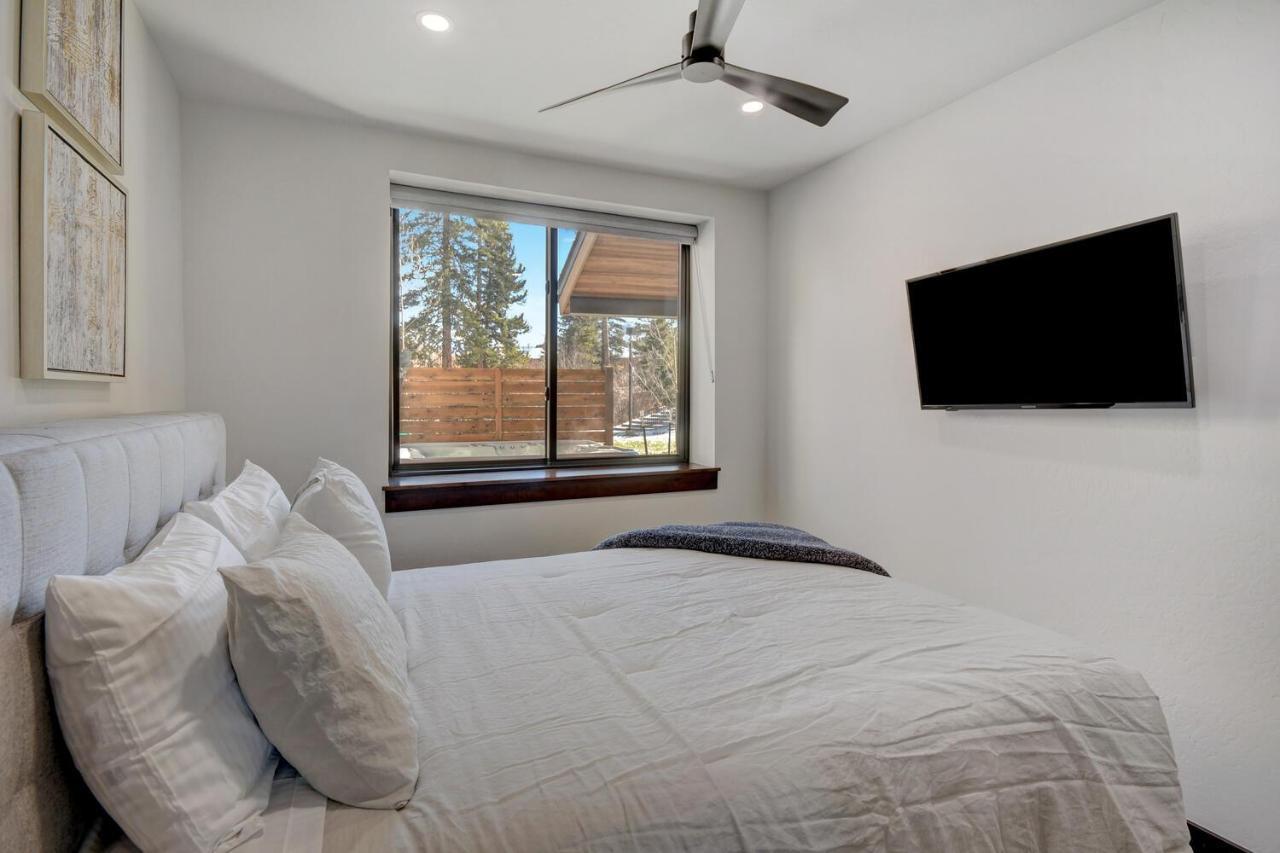 Riverfront Luxury Villa: Hot Tub, Views & Free Activities *