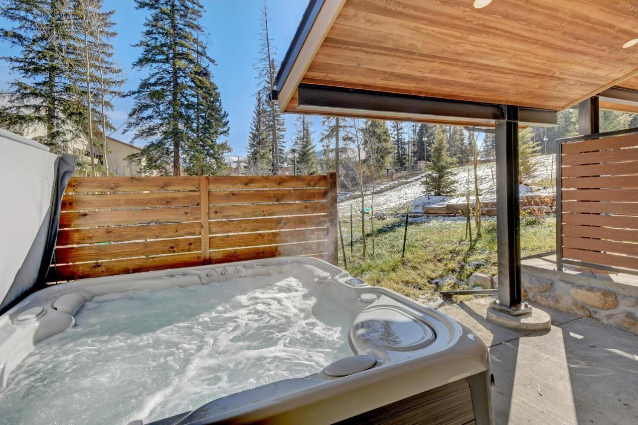 Riverfront Luxury Villa: Hot Tub, Views & Free Activities