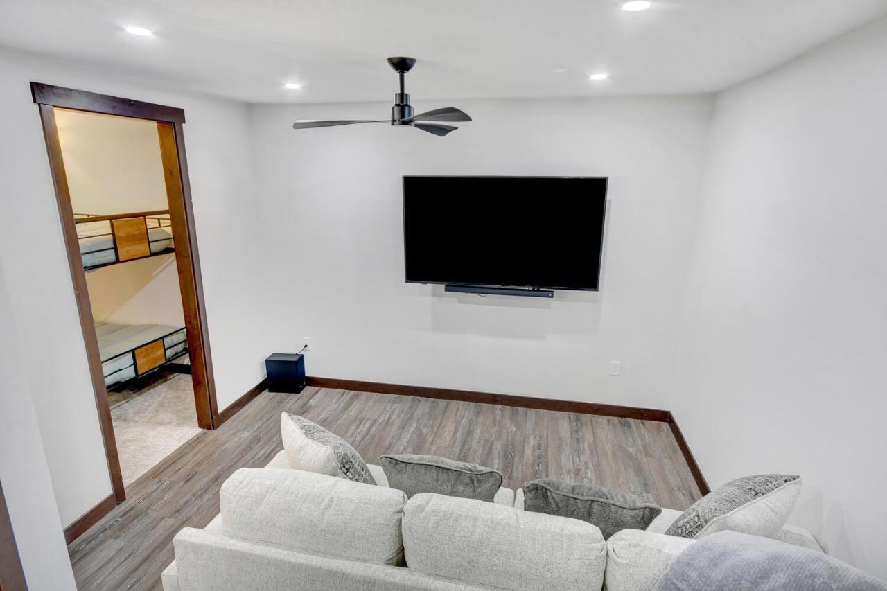 Riverfront Luxury Villa: Hot Tub, Views & Free Activities Holiday home *