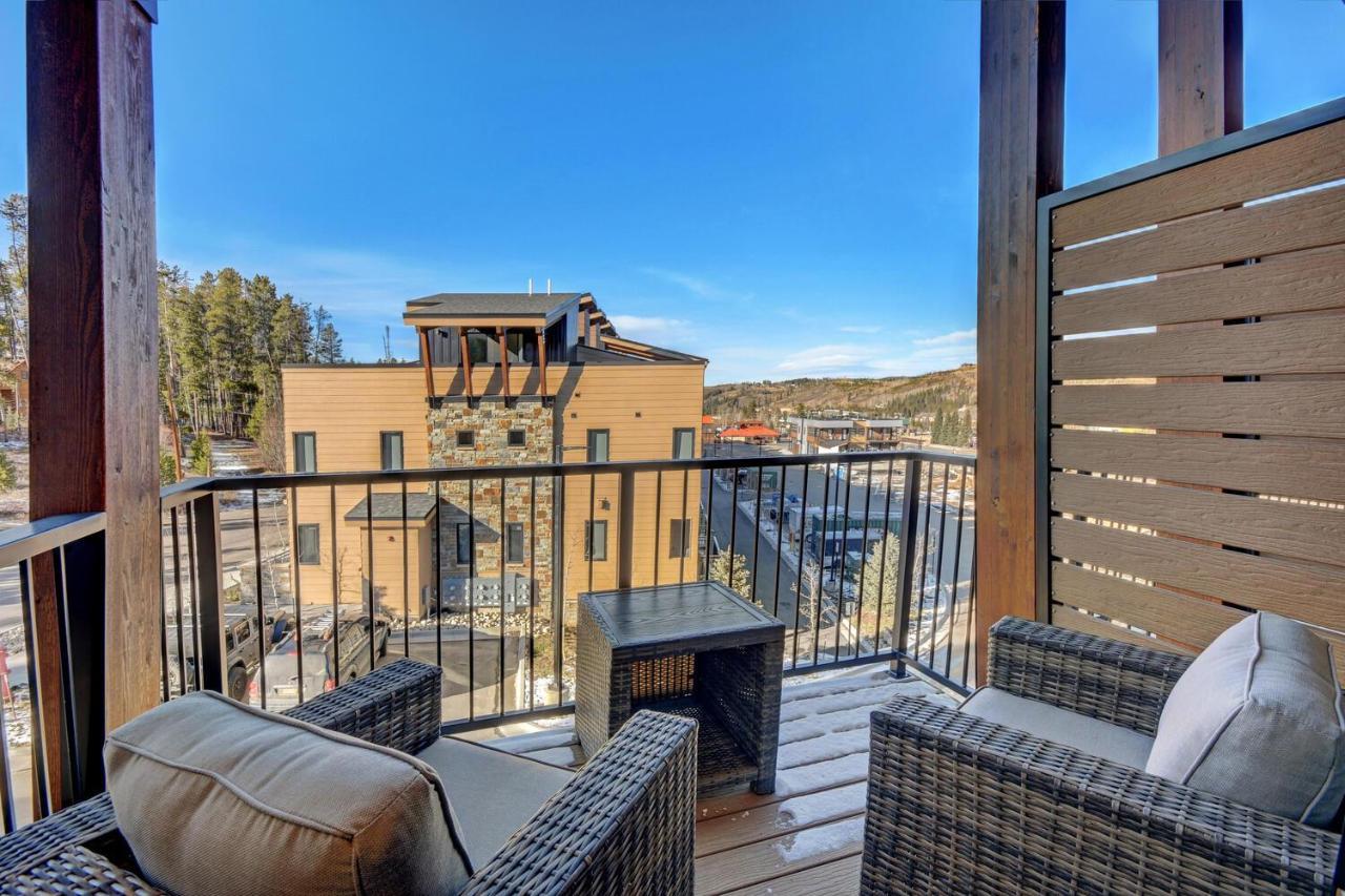 Riverfront Luxury Villa: Hot Tub, Views & Free Activities Holiday home