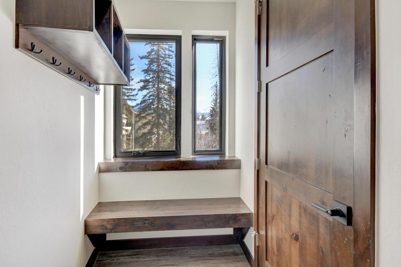 Riverfront Luxury Villa: Hot Tub, Views & Free Activities Holiday home Winter Park