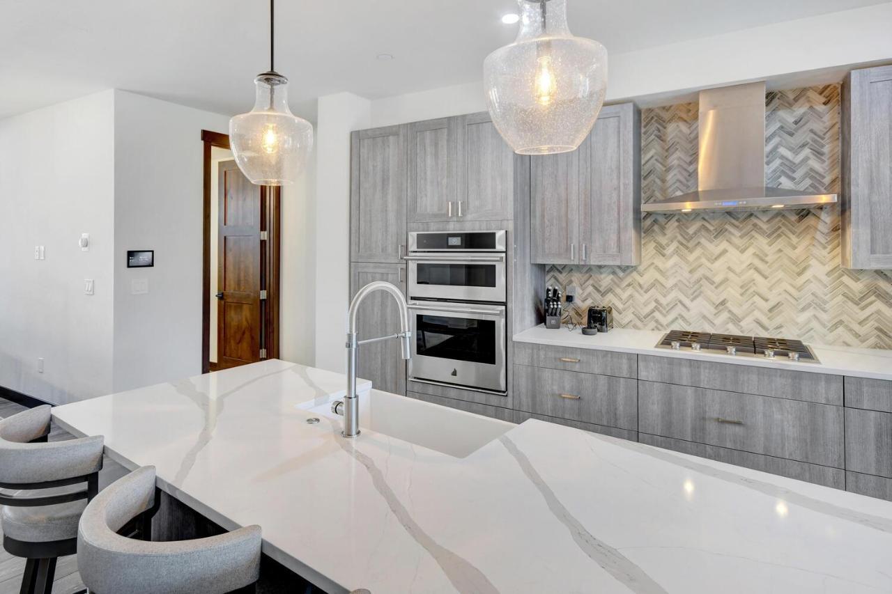 Holiday home Riverfront Luxury Villa: Hot Tub, Views & Free Activities Winter Park