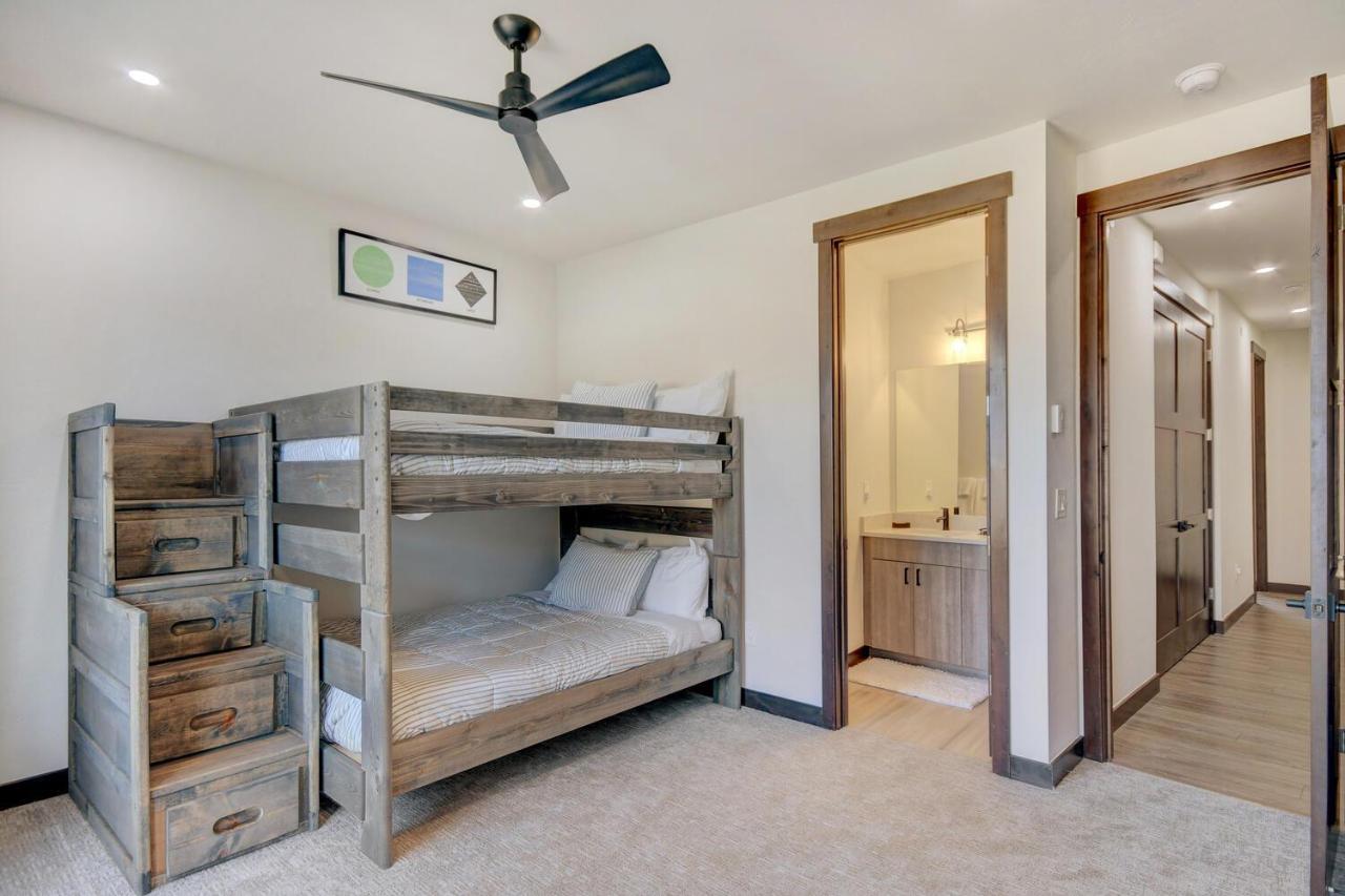 Riverfront Luxury Villa: Hot Tub, Views & Free Activities