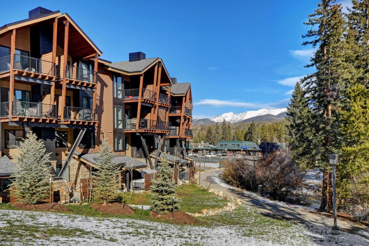 Riverfront Luxury Villa: Hot Tub, Views & Free Activities