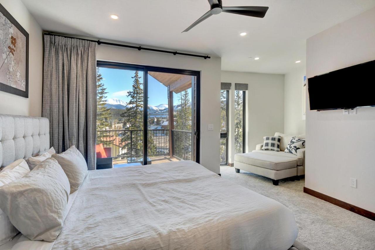 Riverfront Luxury Villa: Hot Tub, Views & Free Activities *