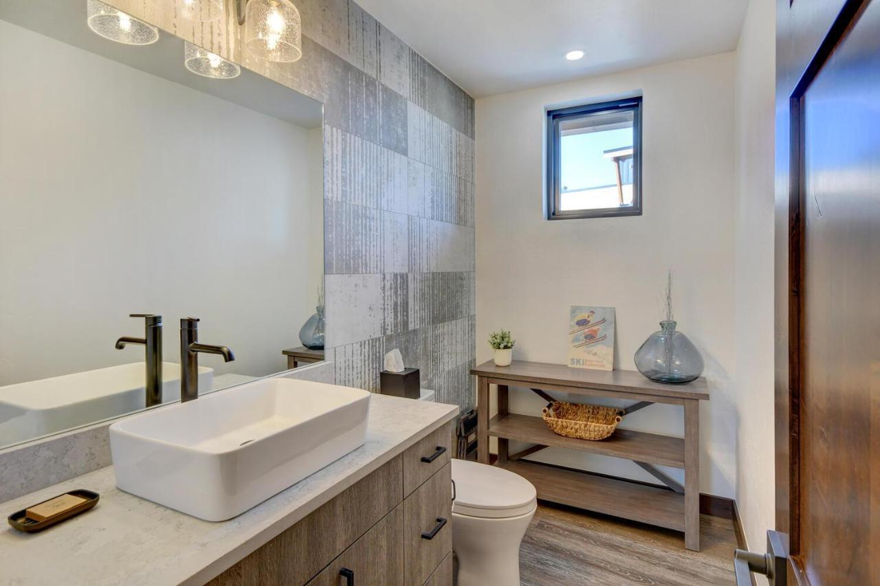 Riverfront Luxury Villa: Hot Tub, Views & Free Activities *