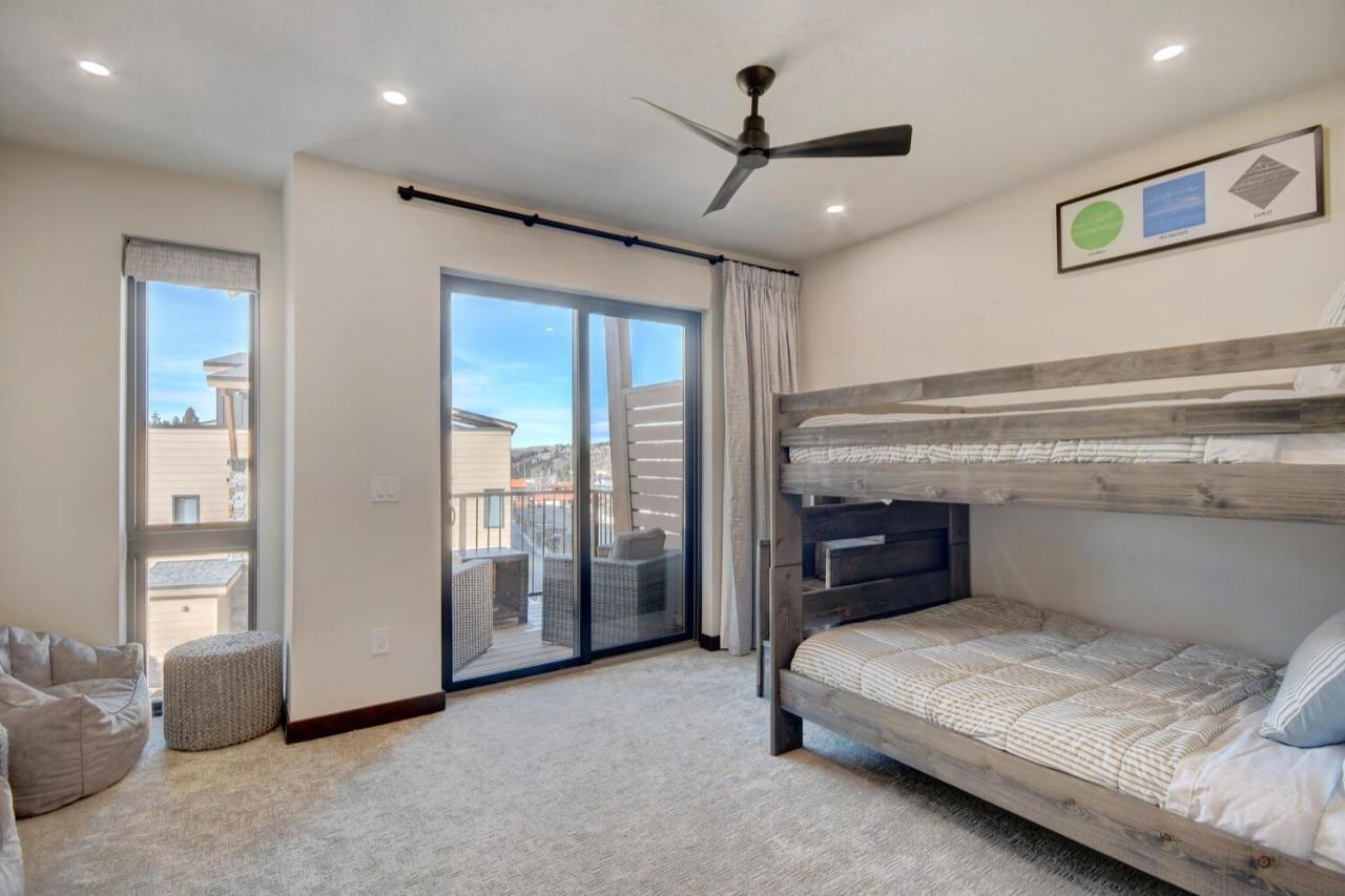 Riverfront Luxury Villa: Hot Tub, Views & Free Activities Holiday home Winter Park