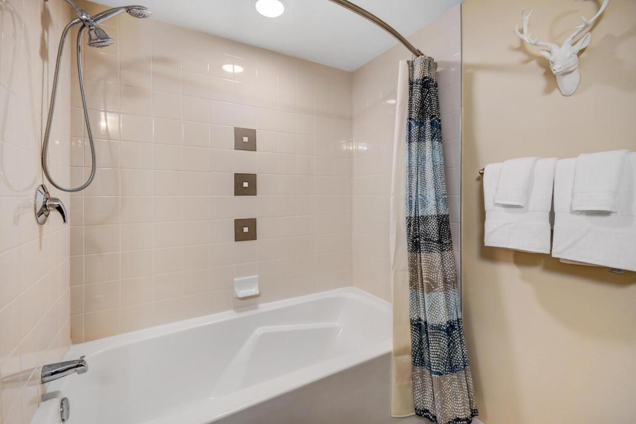 Ski-in-ski-out Luxury Condo: Mountain Views & Hot Tub Retreat Holiday home *