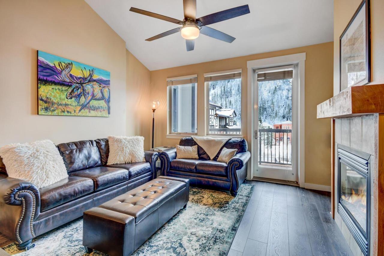 Ski-in-ski-out Luxury Condo: Mountain Views & Hot Tub Retreat *