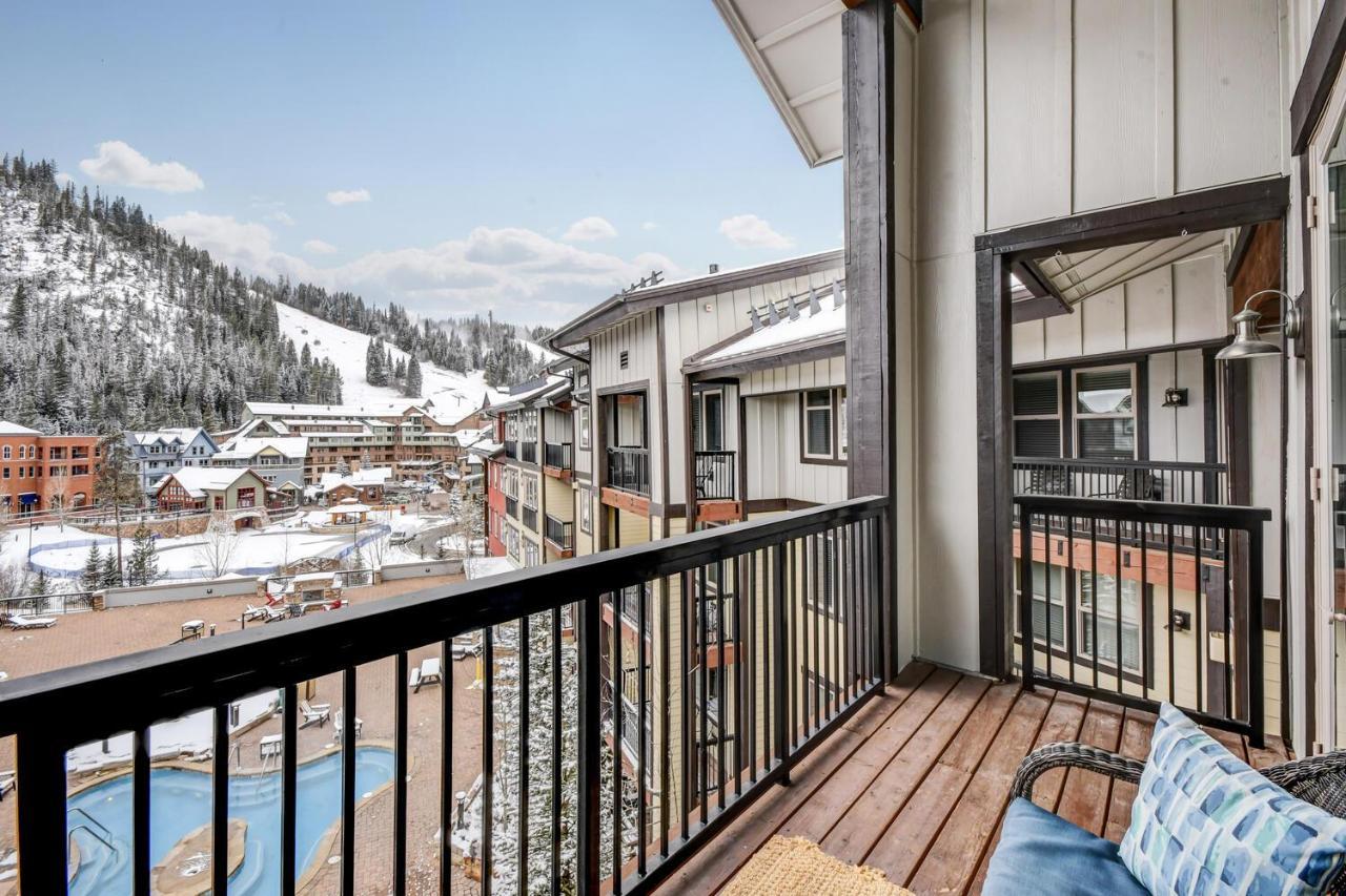 Holiday home Ski-in-ski-out Luxury Condo: Mountain Views & Hot Tub Retreat