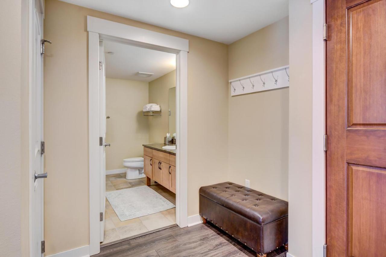 Holiday home Ski-in-ski-out Luxury Condo: Mountain Views & Hot Tub Retreat