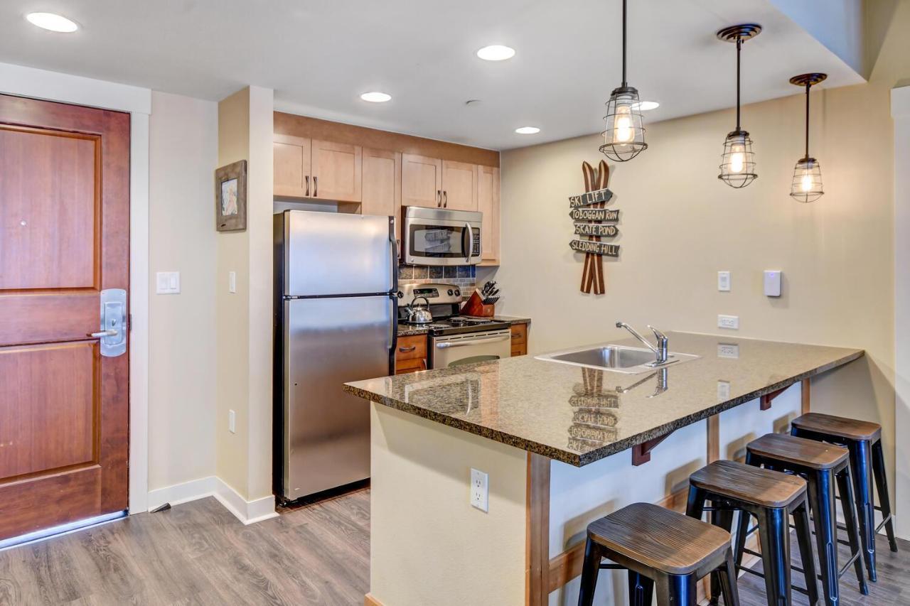 Ski-in-ski-out Luxury Condo: Mountain Views & Hot Tub Retreat *