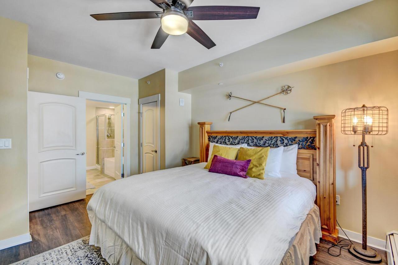 Holiday home Ski-in-ski-out Luxury Condo: Mountain Views & Hot Tub Retreat