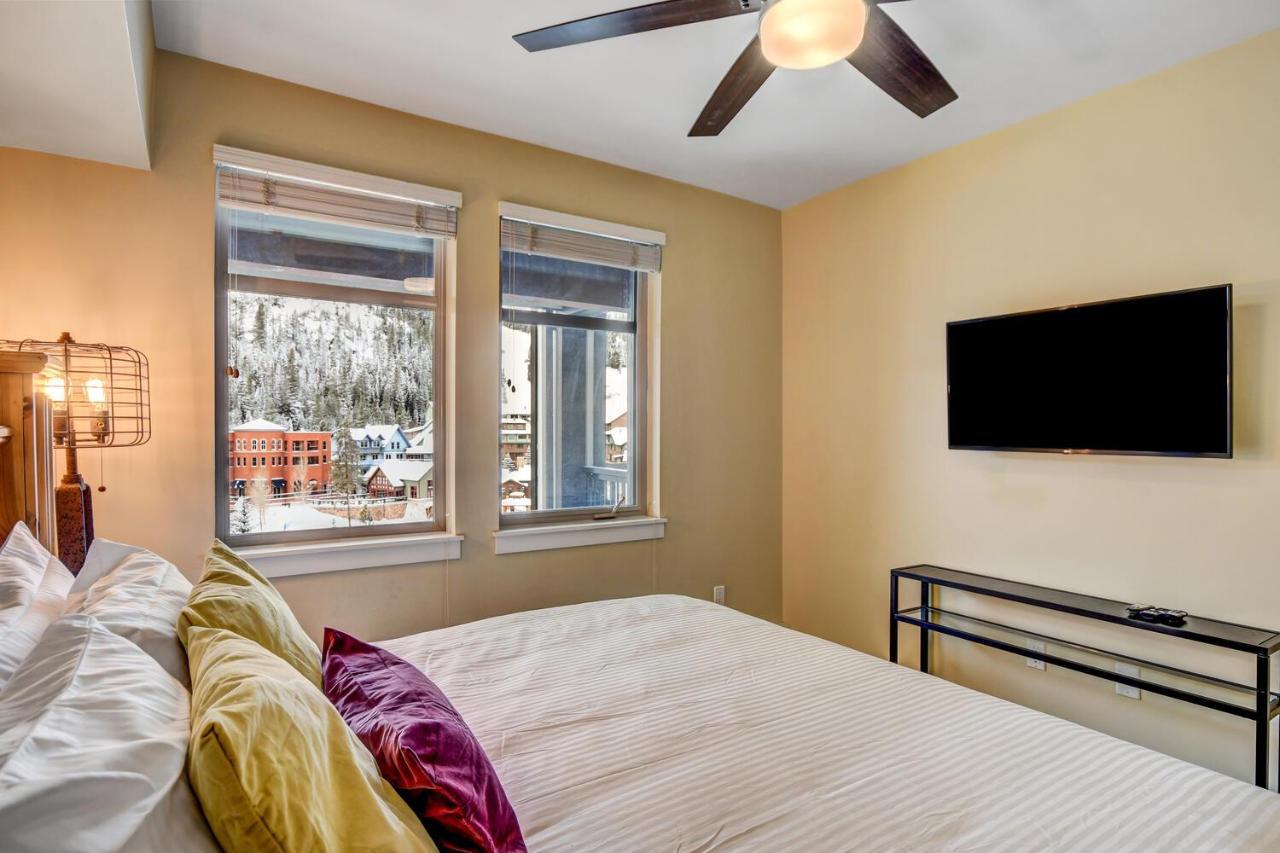 Ski-in-ski-out Luxury Condo: Mountain Views & Hot Tub Retreat *