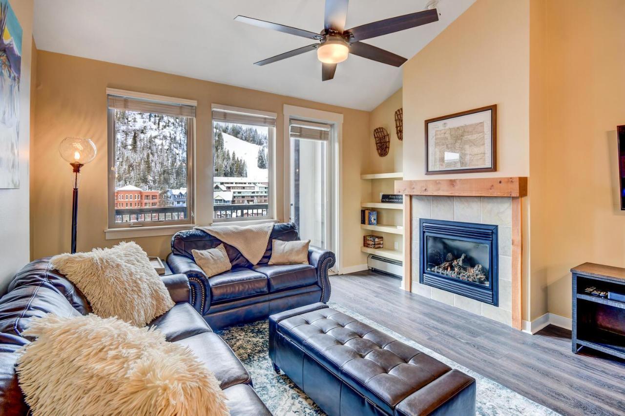 Holiday home Ski-in-ski-out Luxury Condo: Mountain Views & Hot Tub Retreat