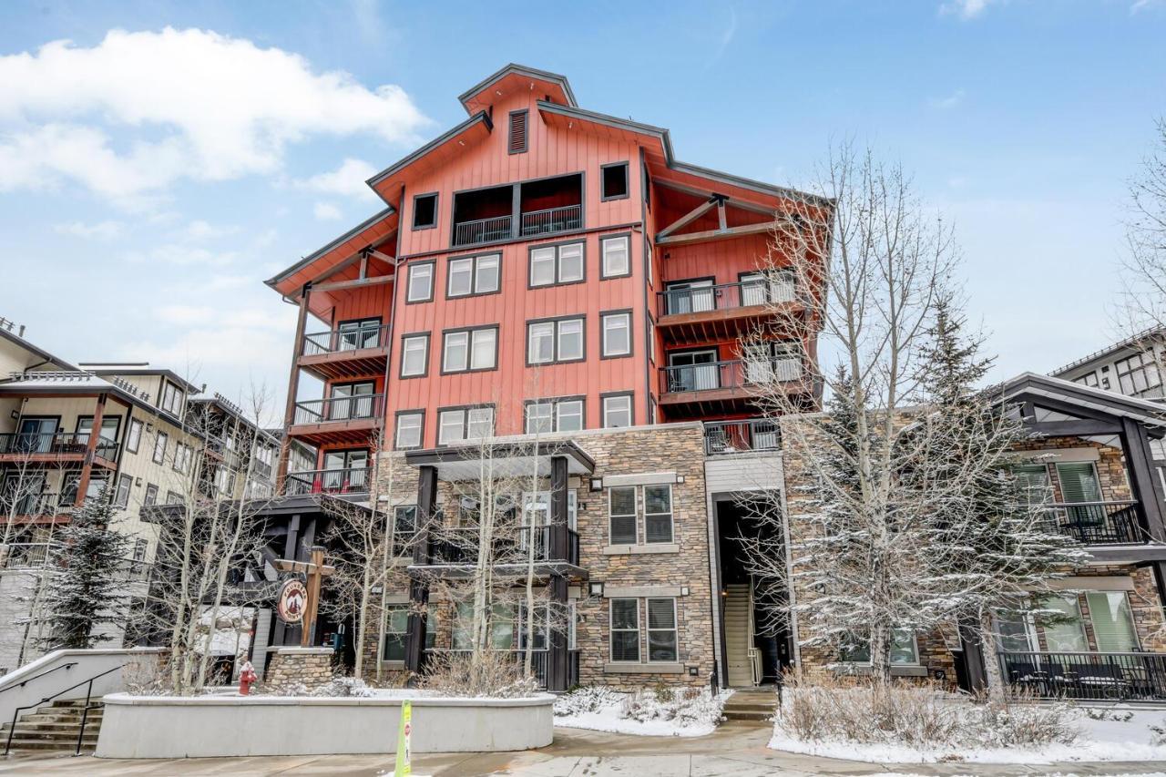 Ski-in-ski-out Luxury Condo: Mountain Views & Hot Tub Retreat *