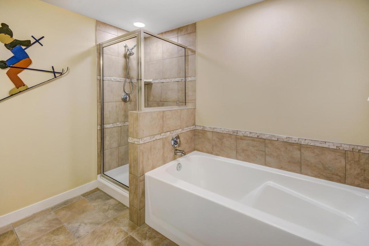 Holiday home Ski-in-ski-out Luxury Condo: Mountain Views & Hot Tub Retreat