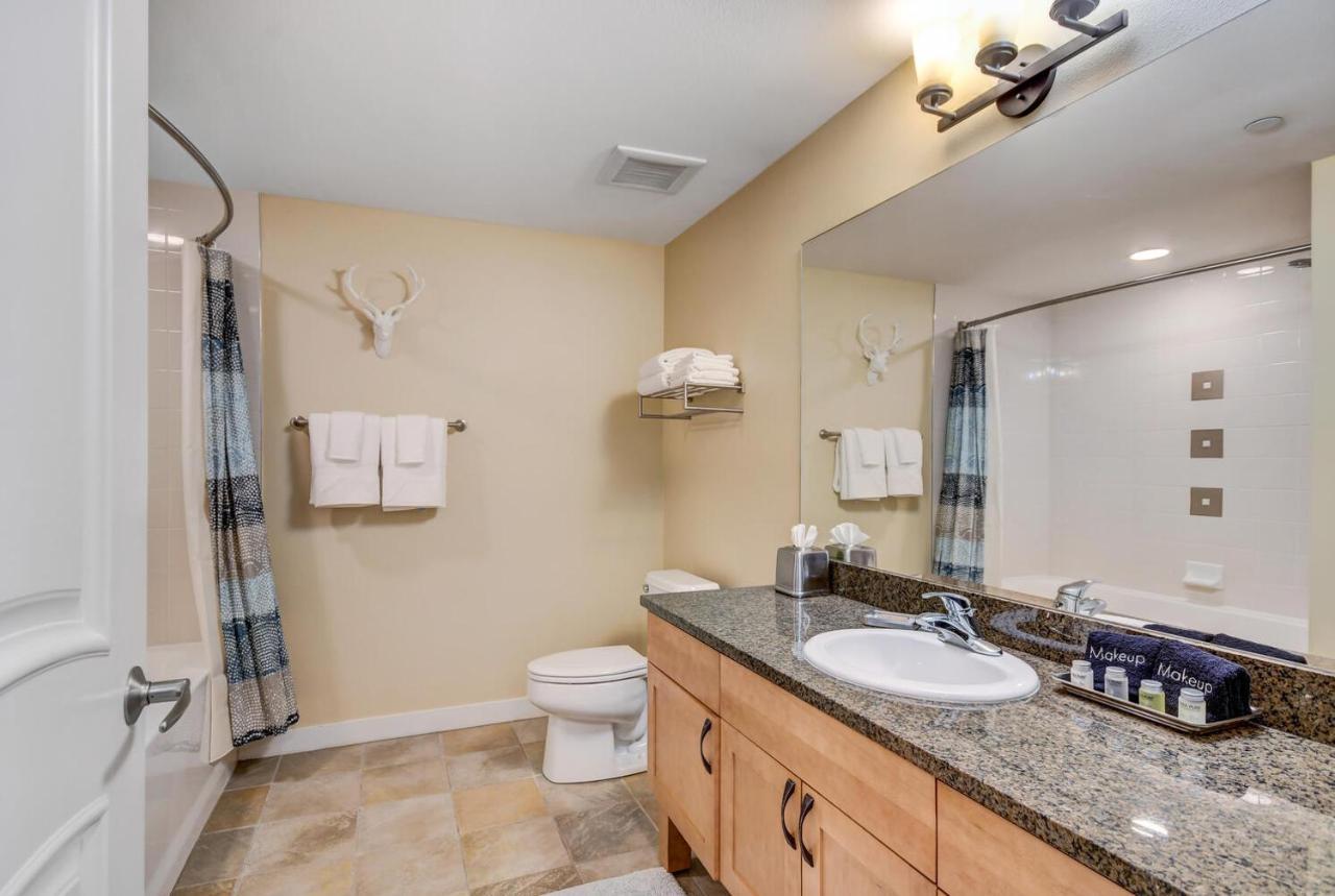 Ski-in-ski-out Luxury Condo: Mountain Views & Hot Tub Retreat *