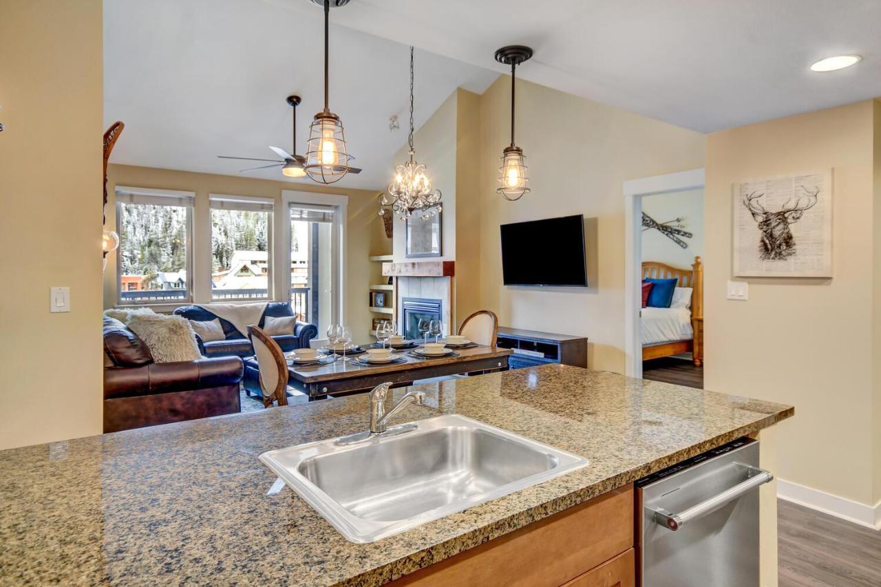 Holiday home Ski-in-ski-out Luxury Condo: Mountain Views & Hot Tub Retreat