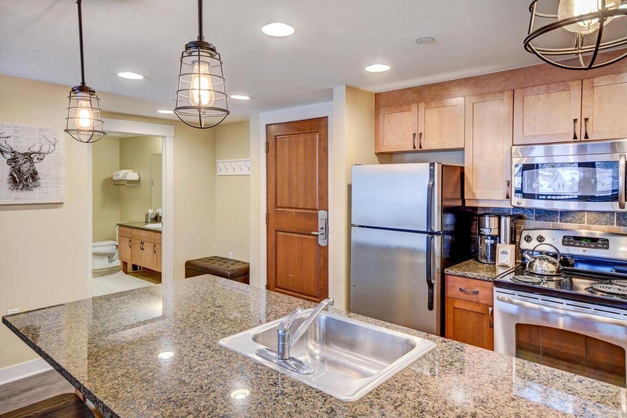 Ski-in-ski-out Luxury Condo: Mountain Views & Hot Tub Retreat *